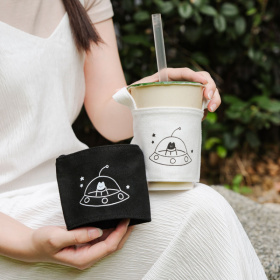 斜角貓 - 貓插畫飲料杯套（幽浮裡的秘密）
